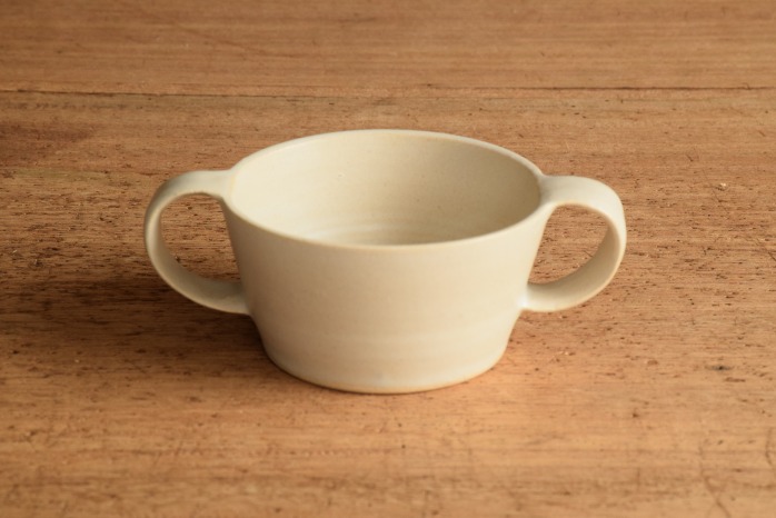 直井真奈美｜灰色こどもカップ 自分で持ってのむことができるシンプルな両手カップ。