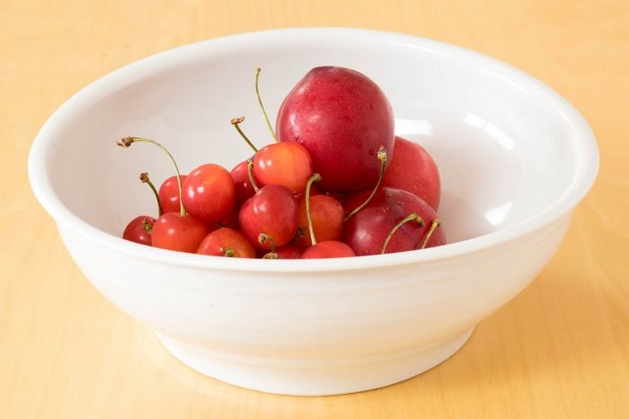 村上雄一｜白磁返し鉢(6寸) 季節のフルーツを入れてみます。
