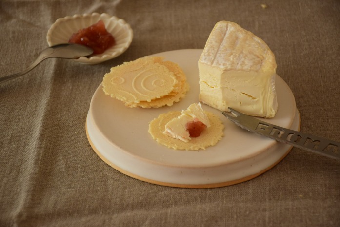たまにはおいしいチーズで／直井真奈美さんの白円盤プレート(16ｃｍ)