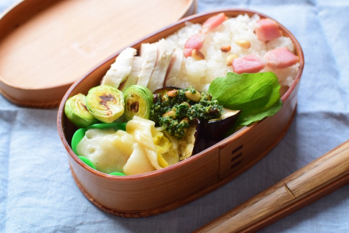 そうこのお弁当：3月16日（水）｜ベーコンと松の実の洋風混ぜご飯弁当