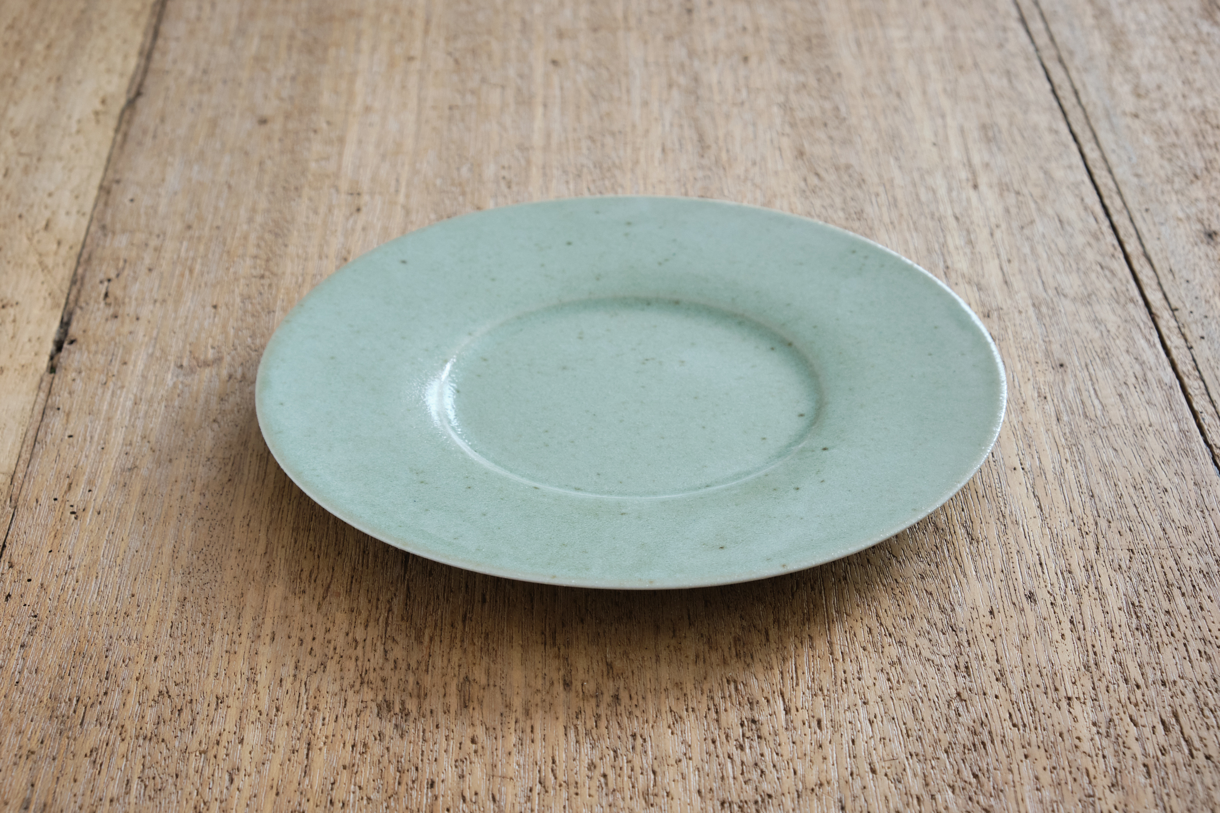 こいずみみゆき｜緑リム皿（幅広・8寸） 正面　シンプル清々しいこいずみさんのうつわ