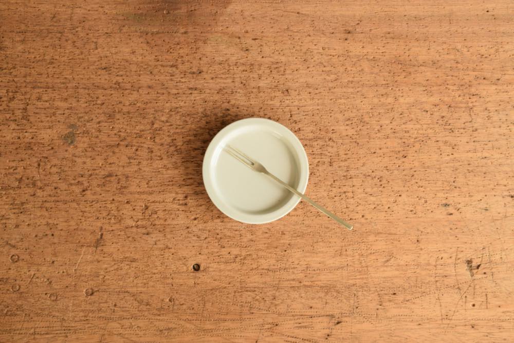 こいずみみゆき｜リム皿（幅細・3寸） 正面　シンプル清々しいこいずみさんのうつわ