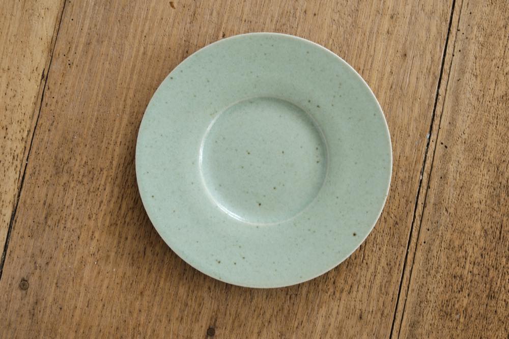 こいずみみゆき｜緑リム皿（幅広・7寸） 正面　シンプル清々しいこいずみさんのうつわ
