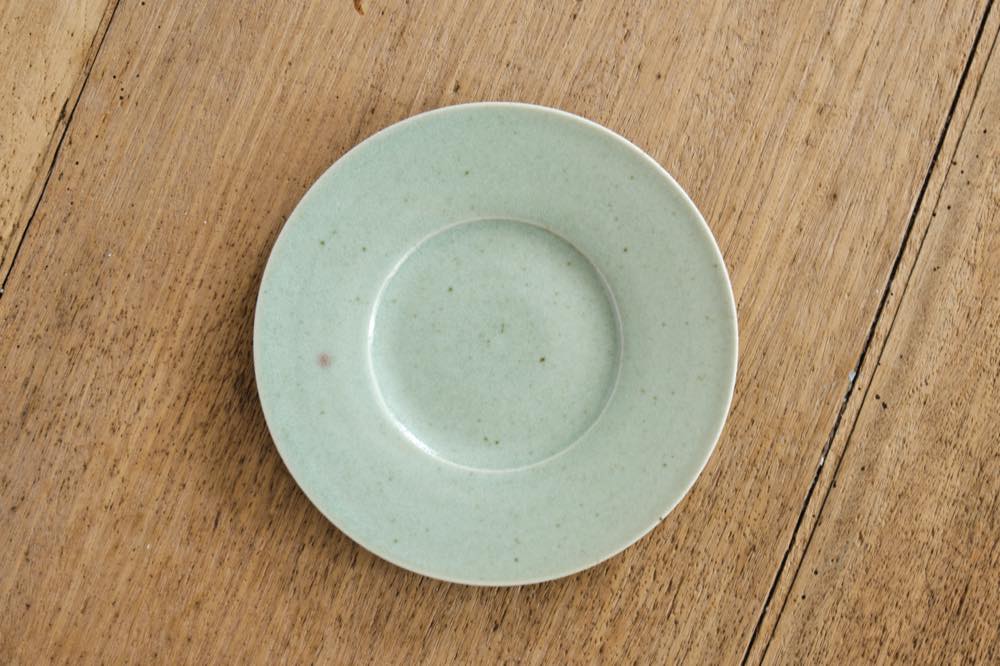 こいずみみゆき｜緑リム皿（幅広・7寸） 正面　シンプル清々しいこいずみさんのうつわ