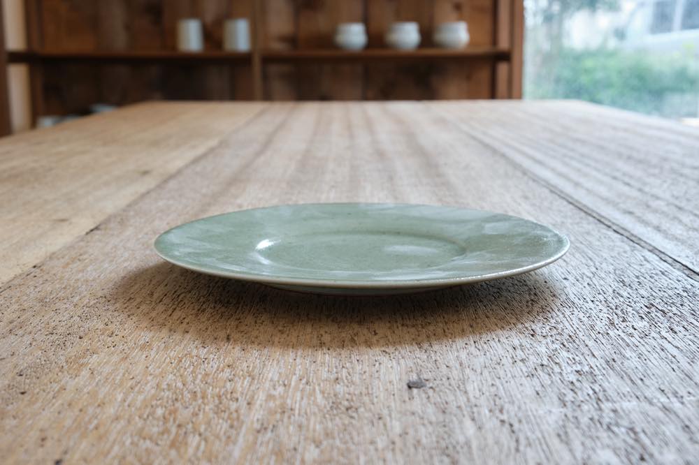 こいずみみゆき｜緑リム皿（幅広・8寸） 正面　シンプル清々しいこいずみさんのうつわ