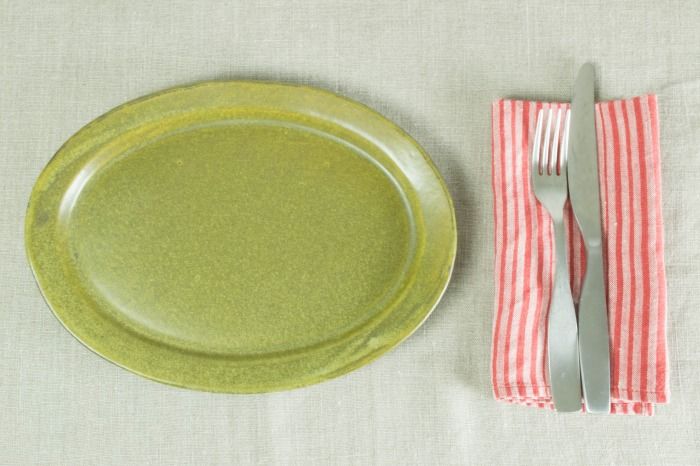 中村恵子｜深緑釉楕円皿 テーブルクロスなど小物と一緒に楽しむ