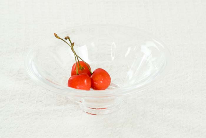 沖澤 康平｜moru(浅鉢) 透明なガラスは合わせるお料理を選びません。
